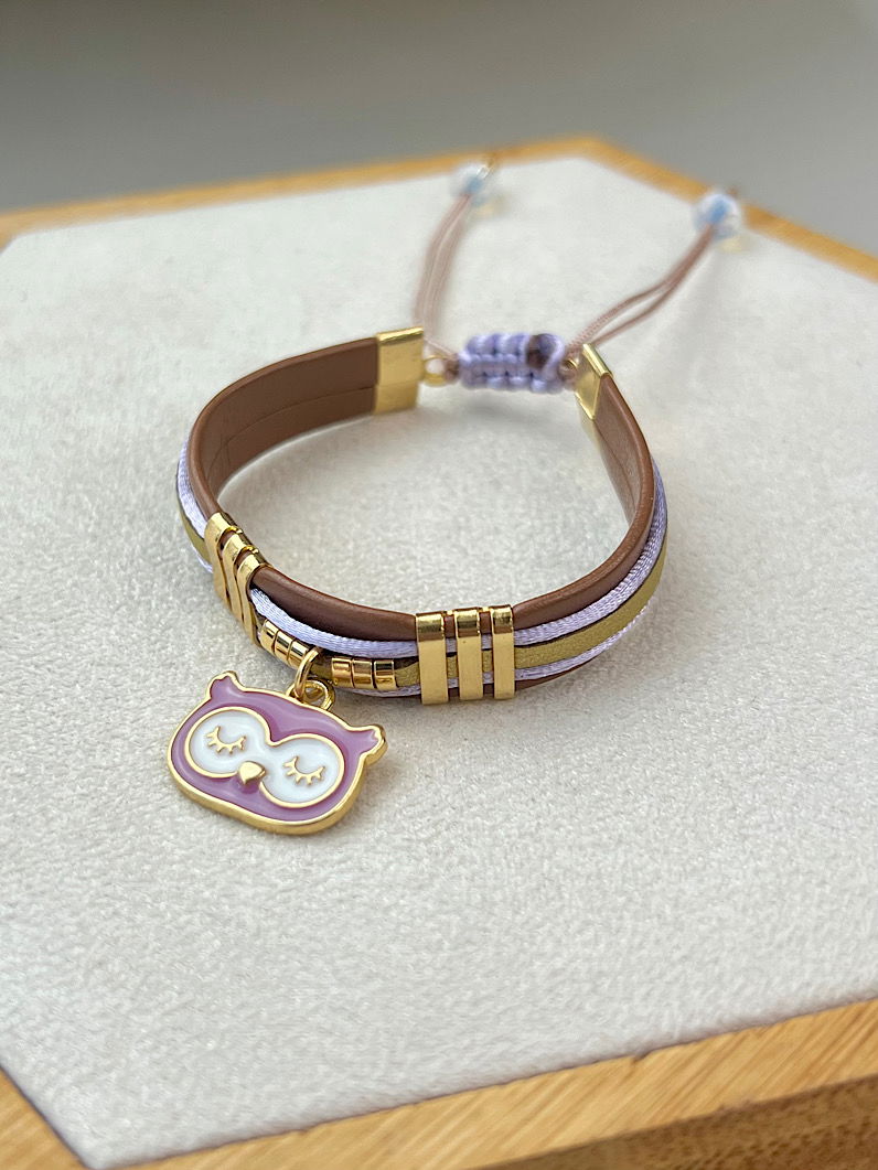 A pulseira Lili de urso lilás