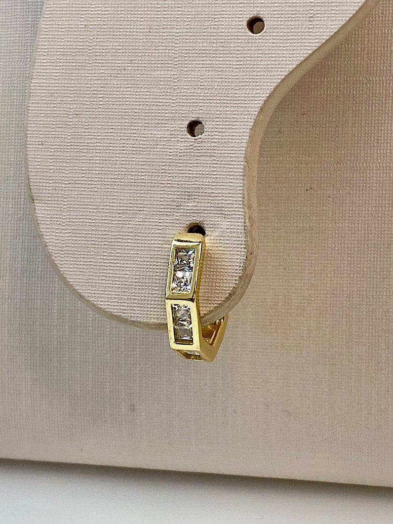 Brinco de Argola Cravejada Zircônia Dourada