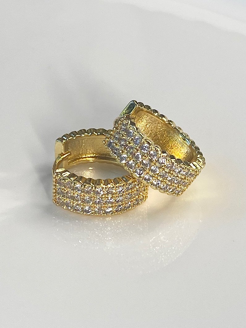 Brinco de Argola Cravejado com Zircônia Dourada