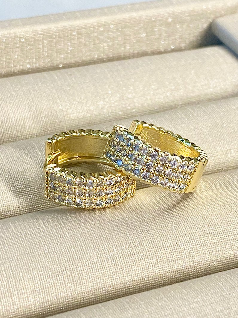 Brinco de Argola Cravejado com Zircônia Dourada