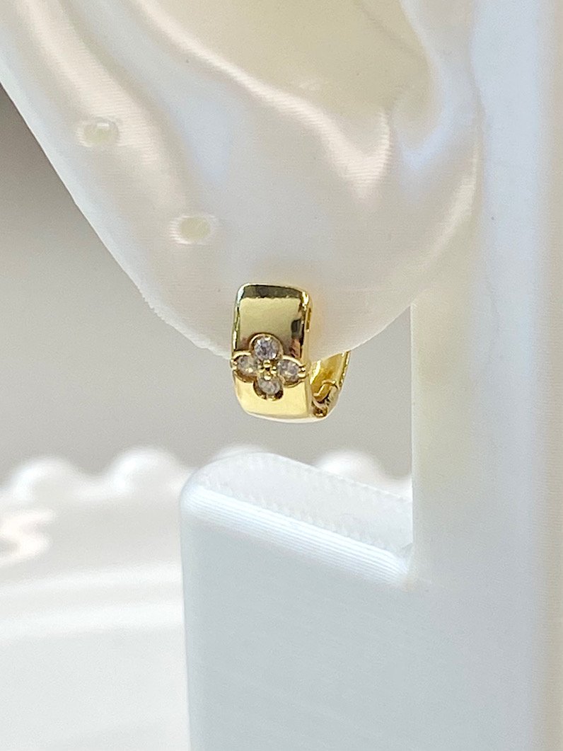 Brinco de Argola trevo cravejado Dourada