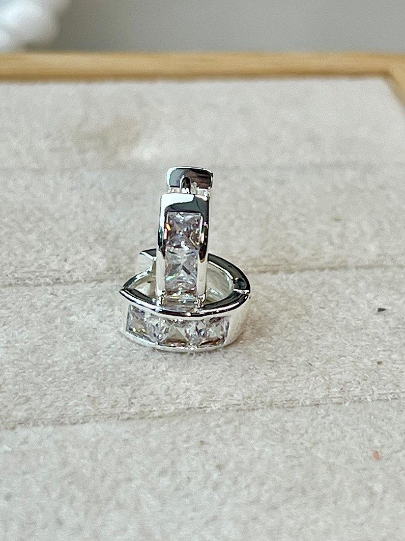 Brinco de Argolinha Cravejado Zircônias Prata