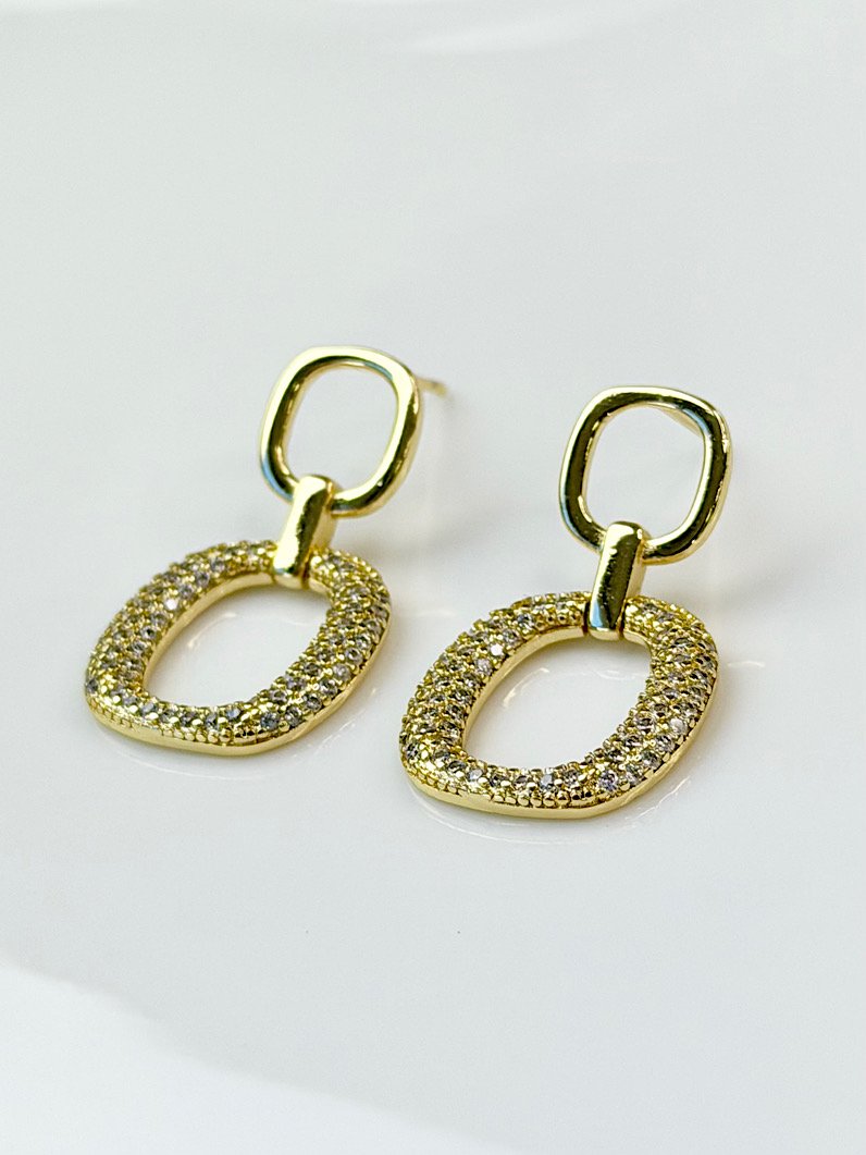 Brinco de Elo Vazado Cravejado Dourado