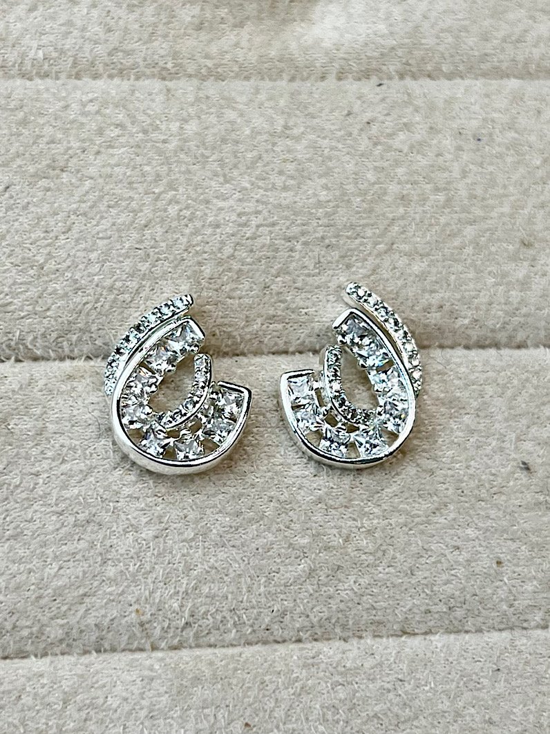 Brinco de Ferradura Cravejado Zircônias Prata