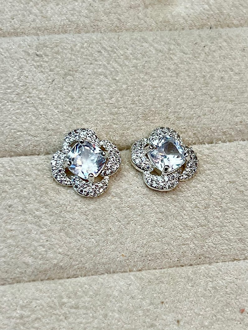 Brinco de Flor Micro Cravejado Zircônias Prata