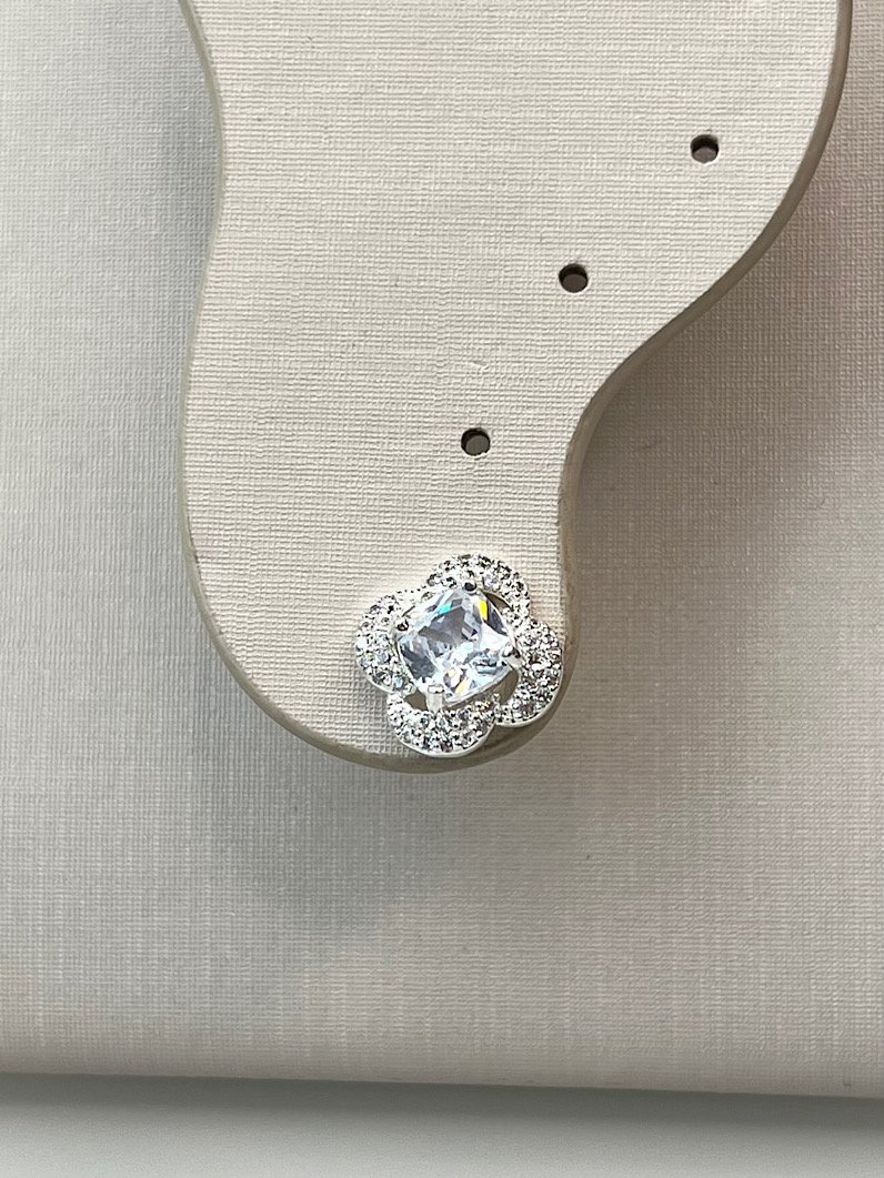 Brinco de Flor Micro Cravejado Zircônias Prata