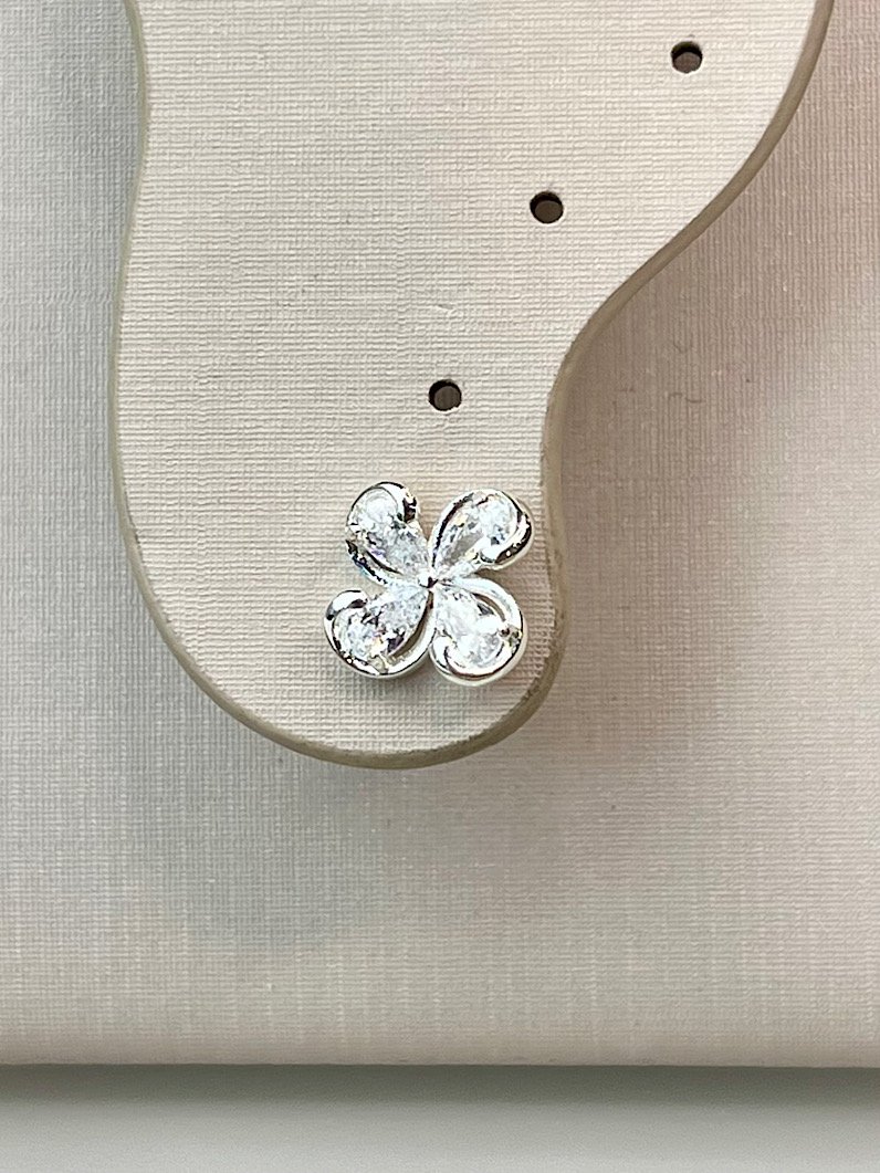 Brinco de Flor Cravejado Zircônias Prata