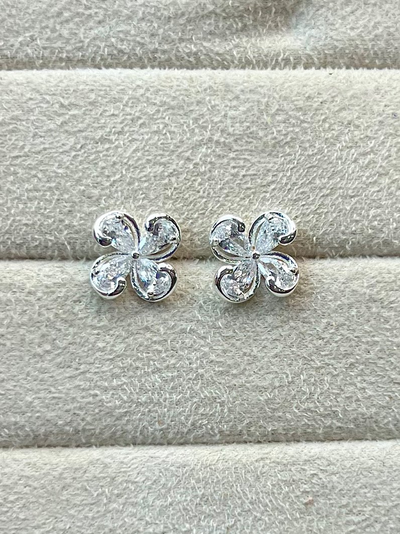 Brinco de Flor Cravejado Zircônias Prata