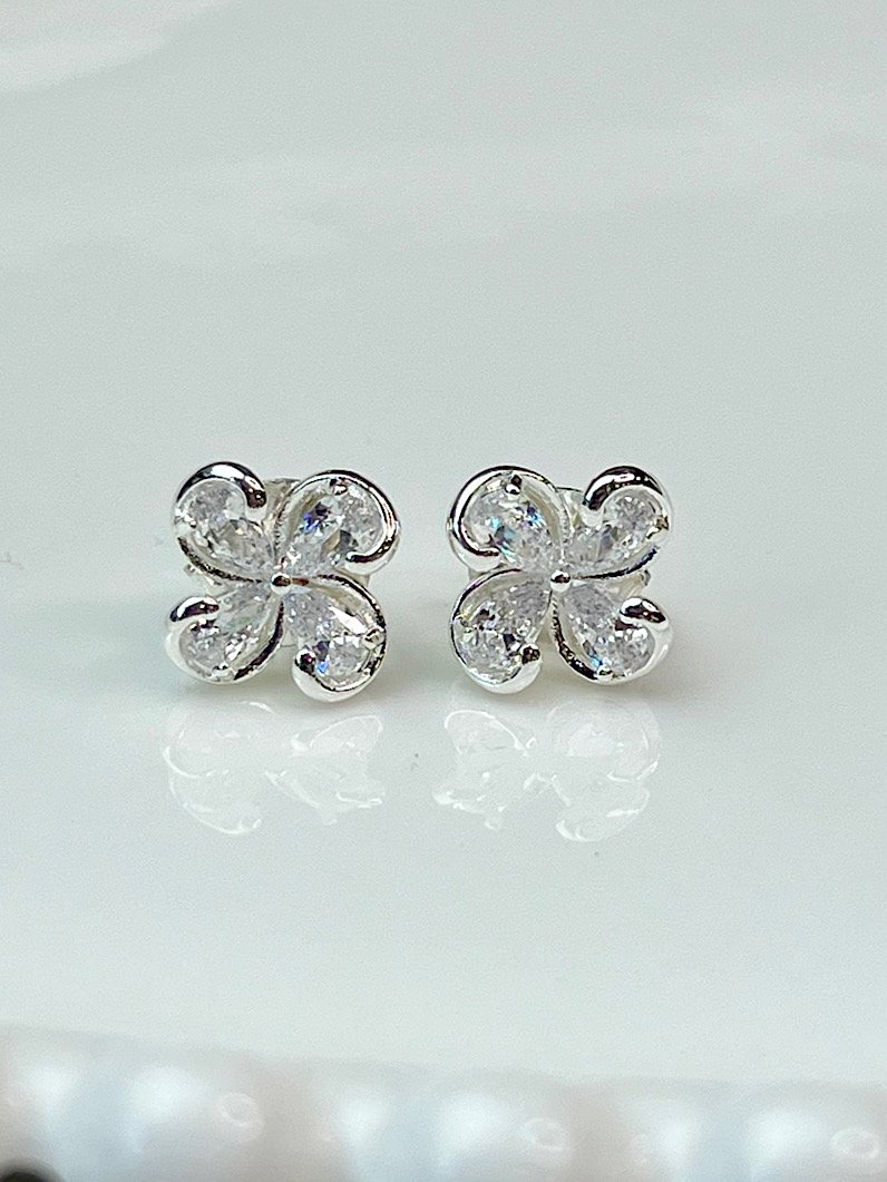 Brinco de Flor Cravejado Zircônias Prata