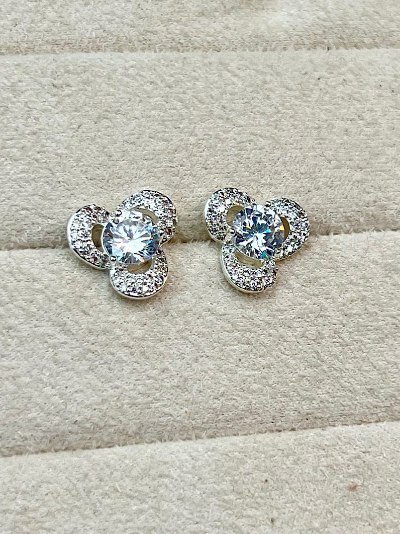 Brinco de Pétala Cravejado Zircônias Prata