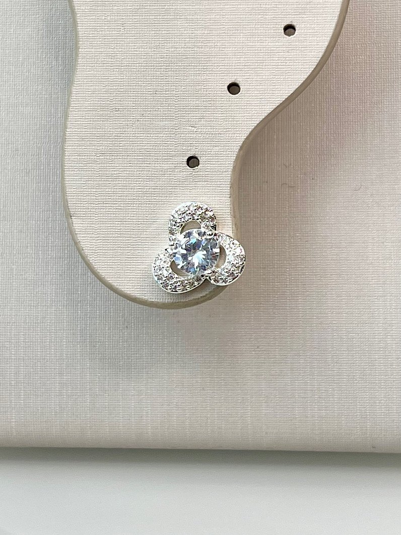 Brinco de Pétala Cravejado Zircônias Prata