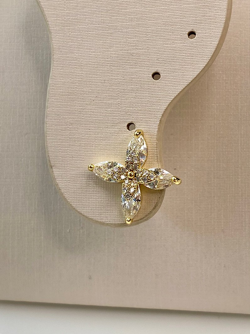 Brinco Folheado 4 Pétalas Cravejado Dourado