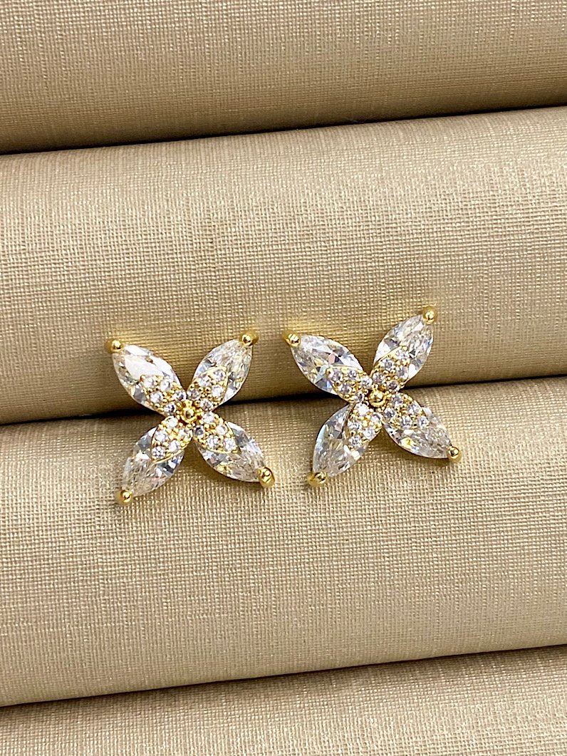 Brinco Folheado 4 Pétalas Cravejado Dourado