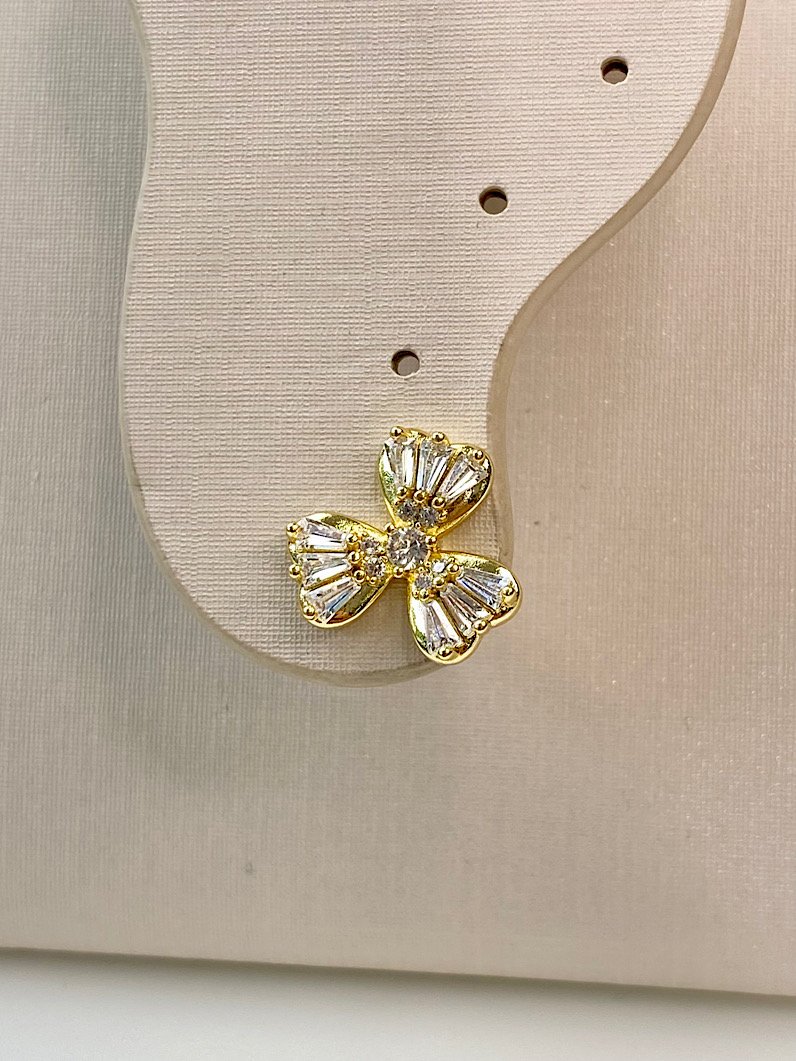 Brinco Folheado de 3 pétalas cravejado Dourado