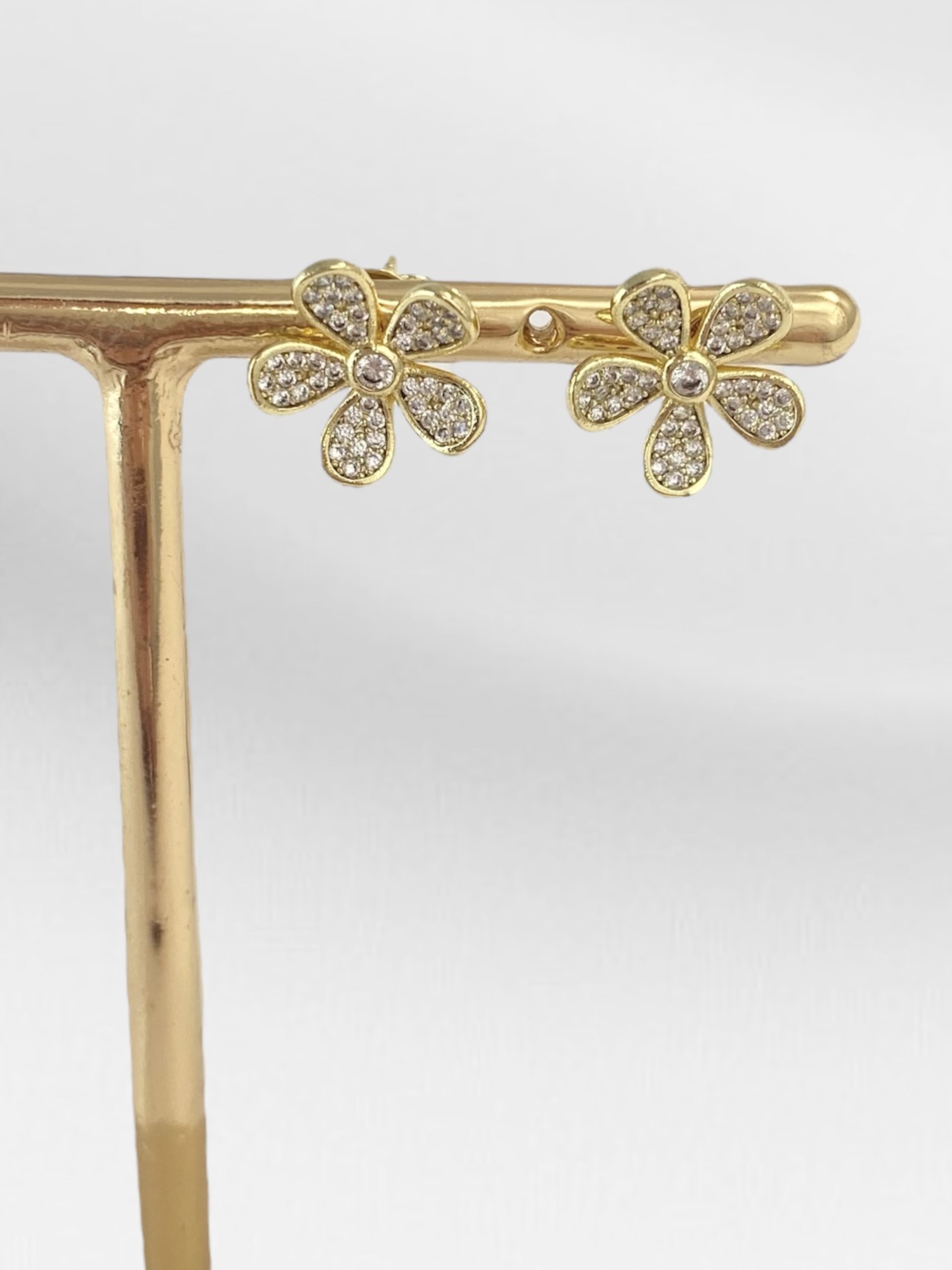 Brinco Folheado de Flor Cravejado Dourado