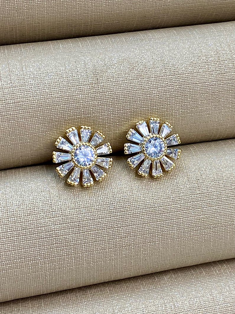 Brinco Folheado de Flor Cravejado Dourado