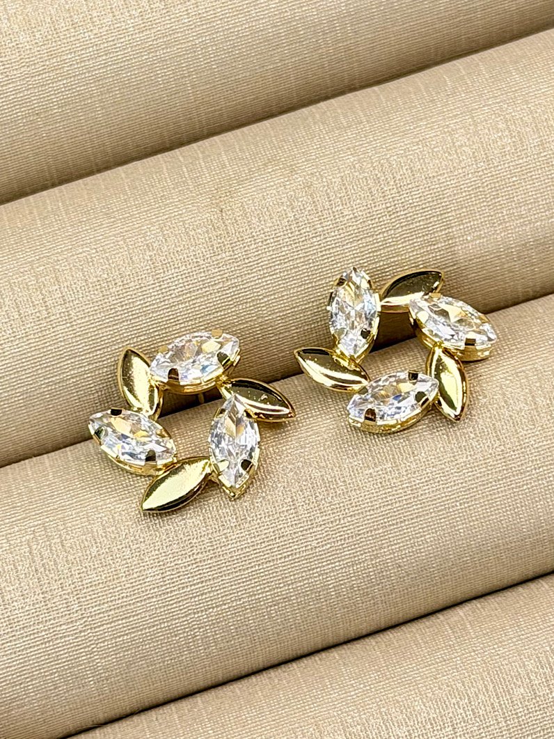 Brinco Folheado de Flor Cravejado Dourado