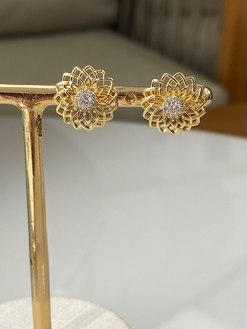 Brinco Folheado de Flor Dourado