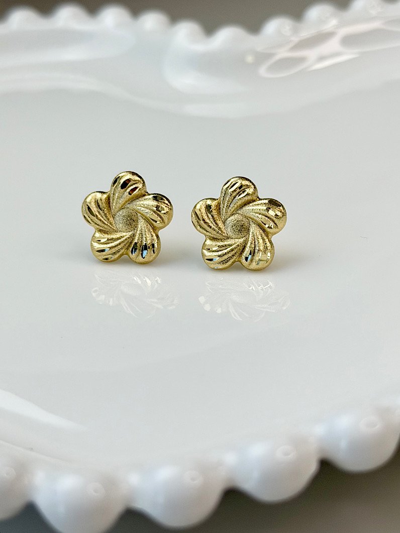 Brinco Folheado de Flor Dourado