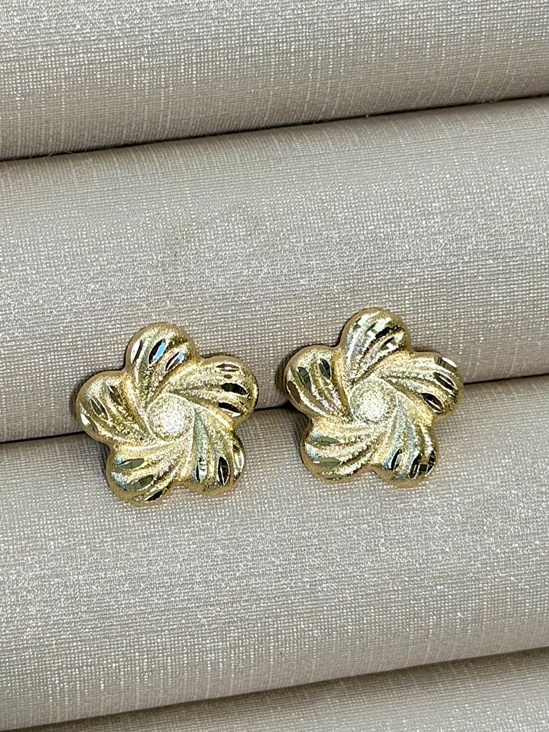 Brinco Folheado de Flor Dourado