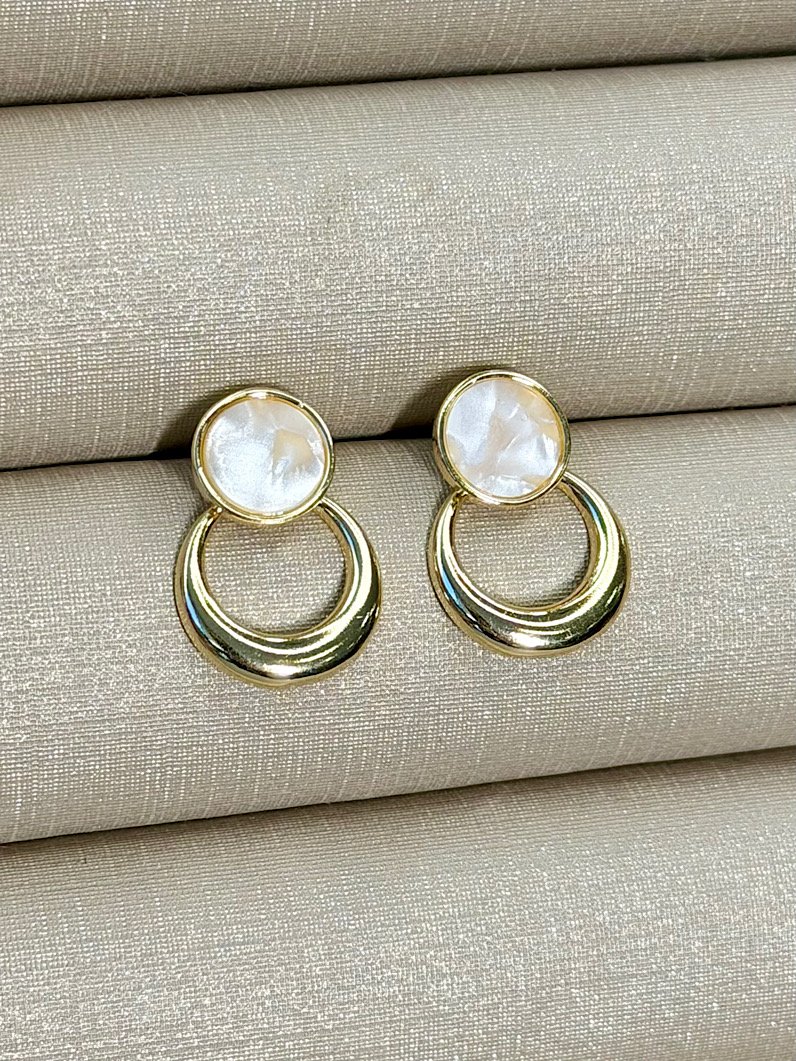 Brinco Folheado de Madre pérola dourado