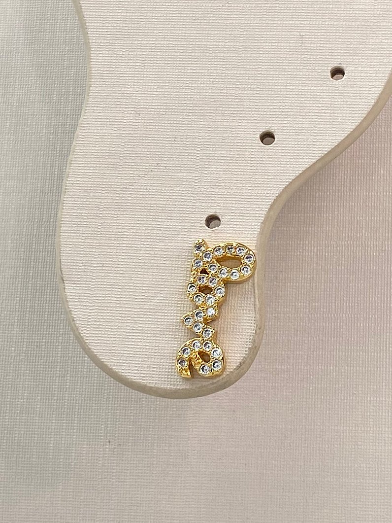 Brinco Folheado Escrita Love Cravejado Dourado