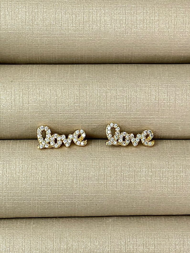 Brinco Folheado Escrita Love Cravejado Dourado