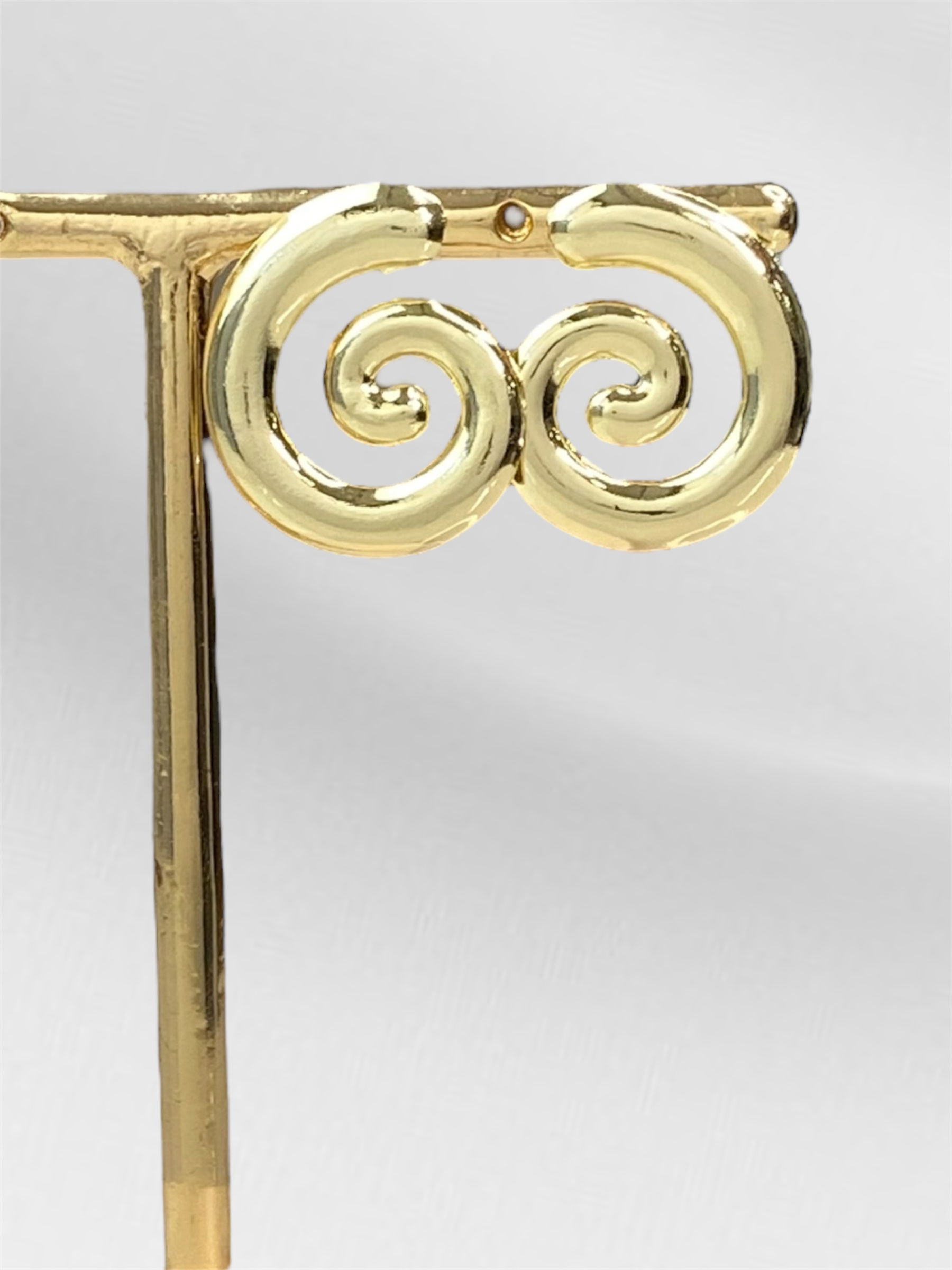 Brinco Folheado Espiral Caracol Dourado