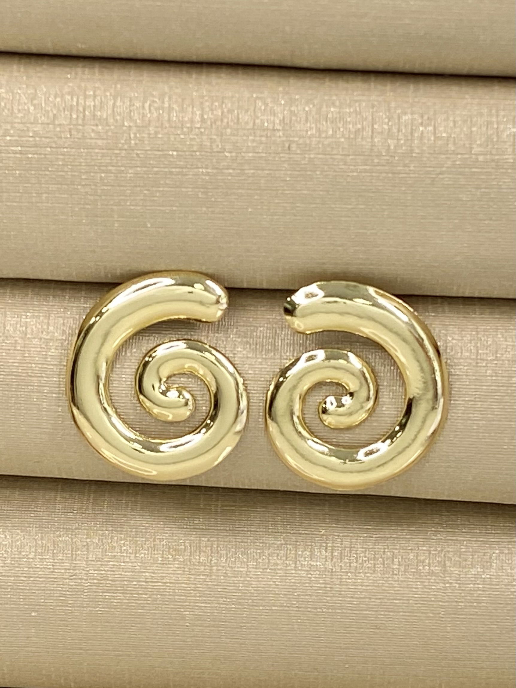 Brinco Folheado Espiral Caracol Dourado