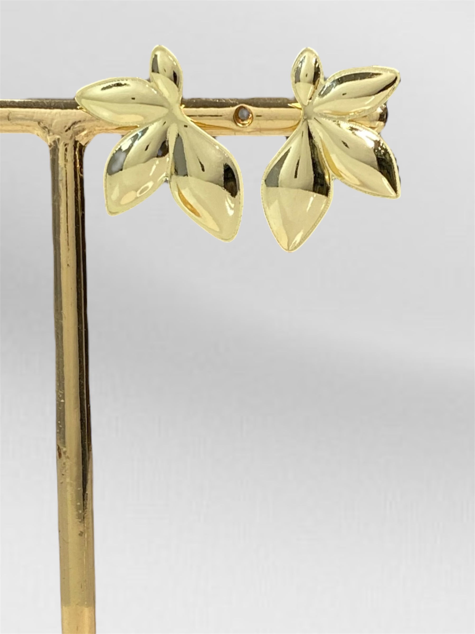 Brinco Folheado Pétalas de Folha Dourado