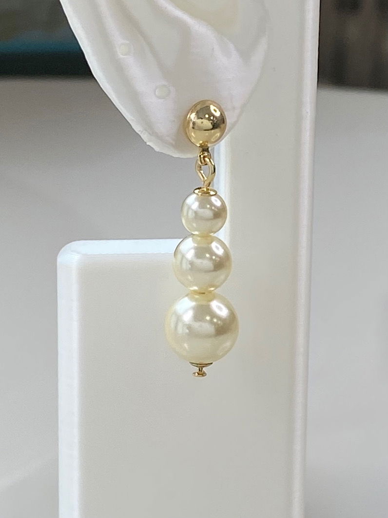 Brinco Folheado Pingente três Pérolas Dourado
