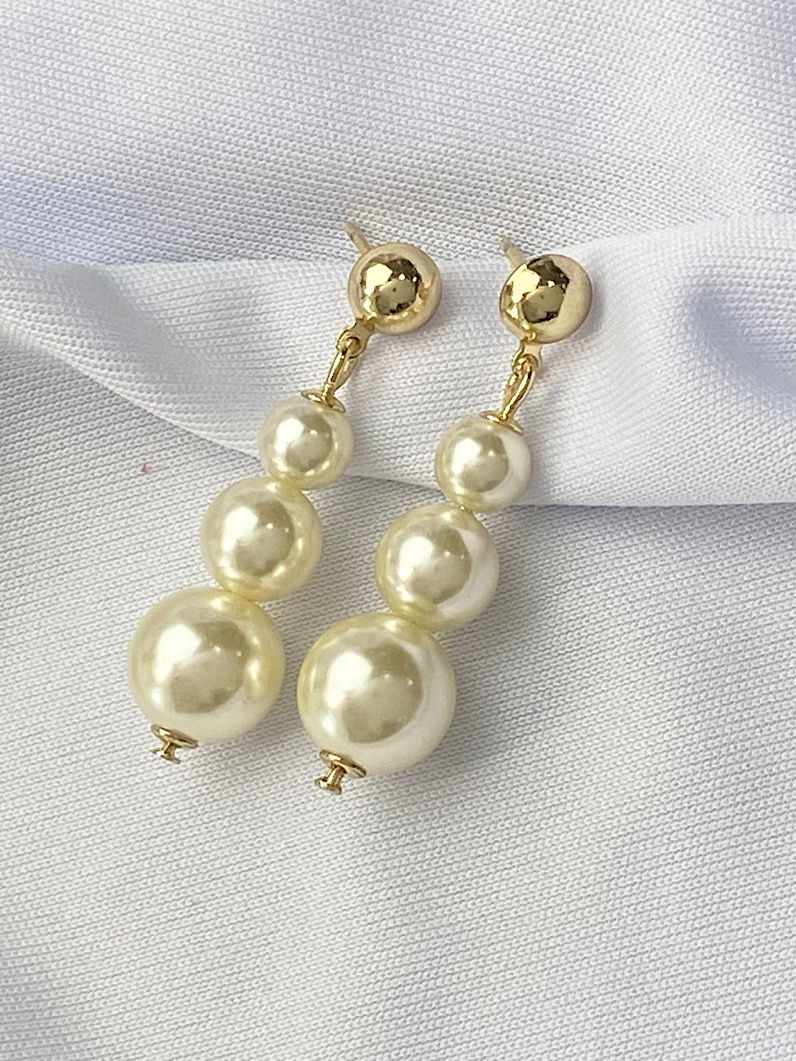 Brinco Folheado Pingente três Pérolas Dourado