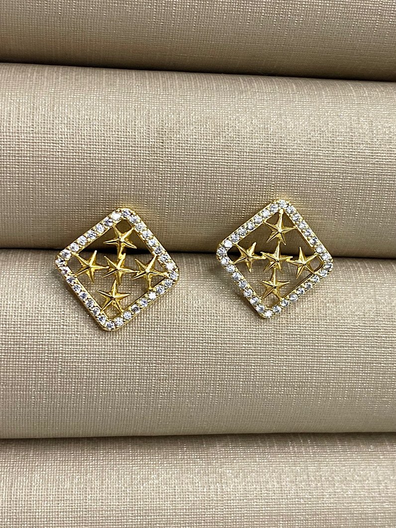 Brinco Folheado Quadrado de Estrelas Cravejadas Dourado