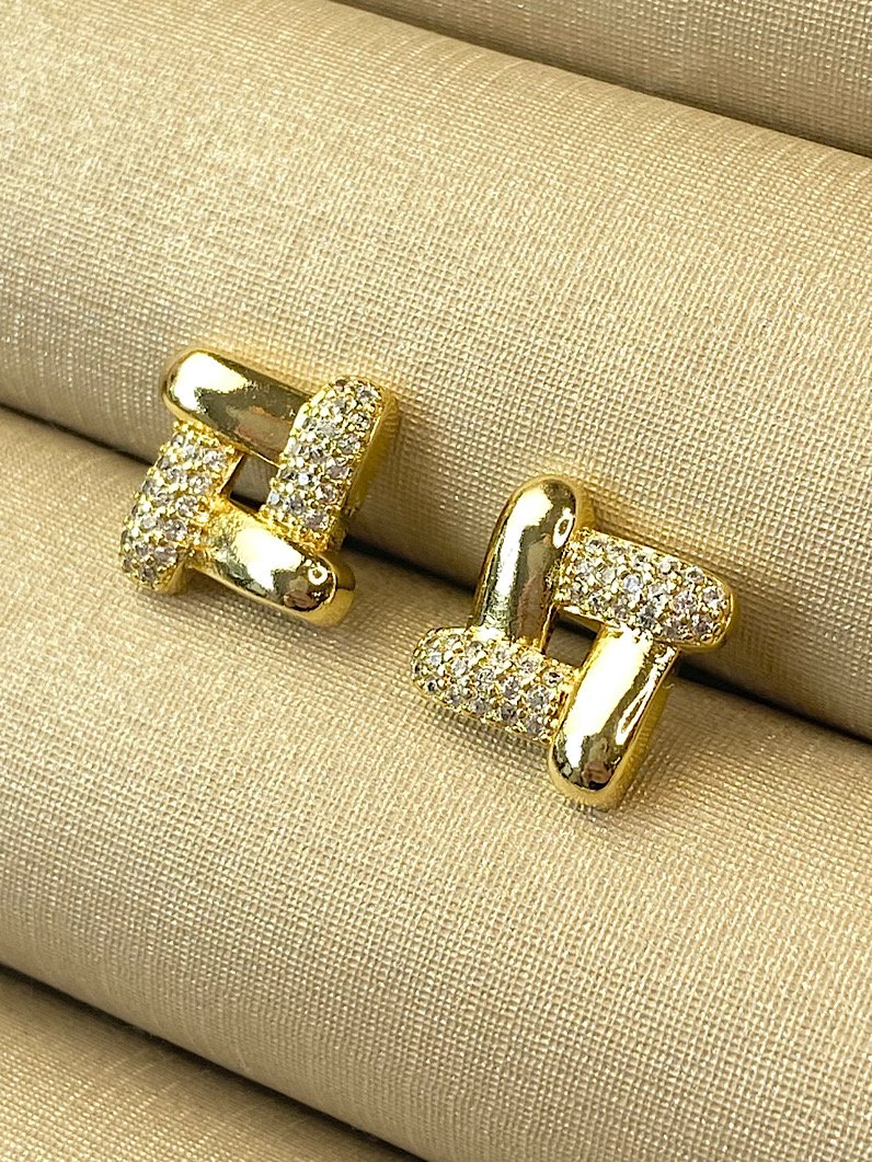 Brinco Folheado Quadrado Liso e Cravejado Dourado