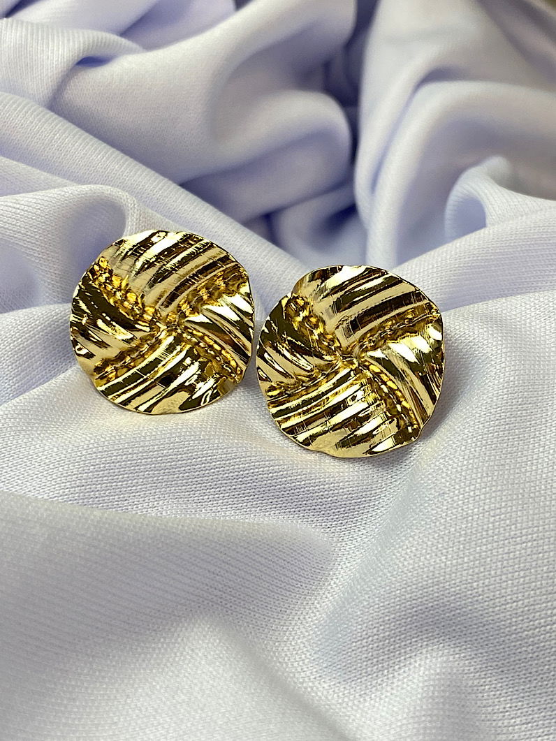 Brinco Folheado Redondo Martelado Dourado