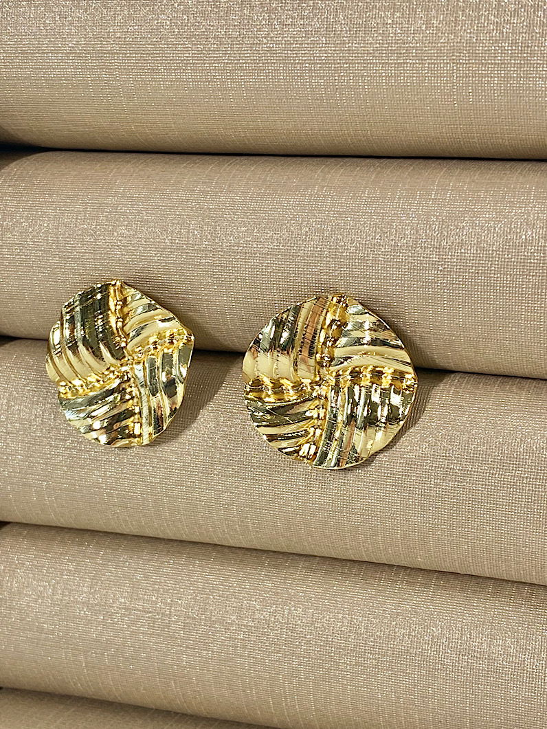 Brinco Folheado Redondo Martelado Dourado