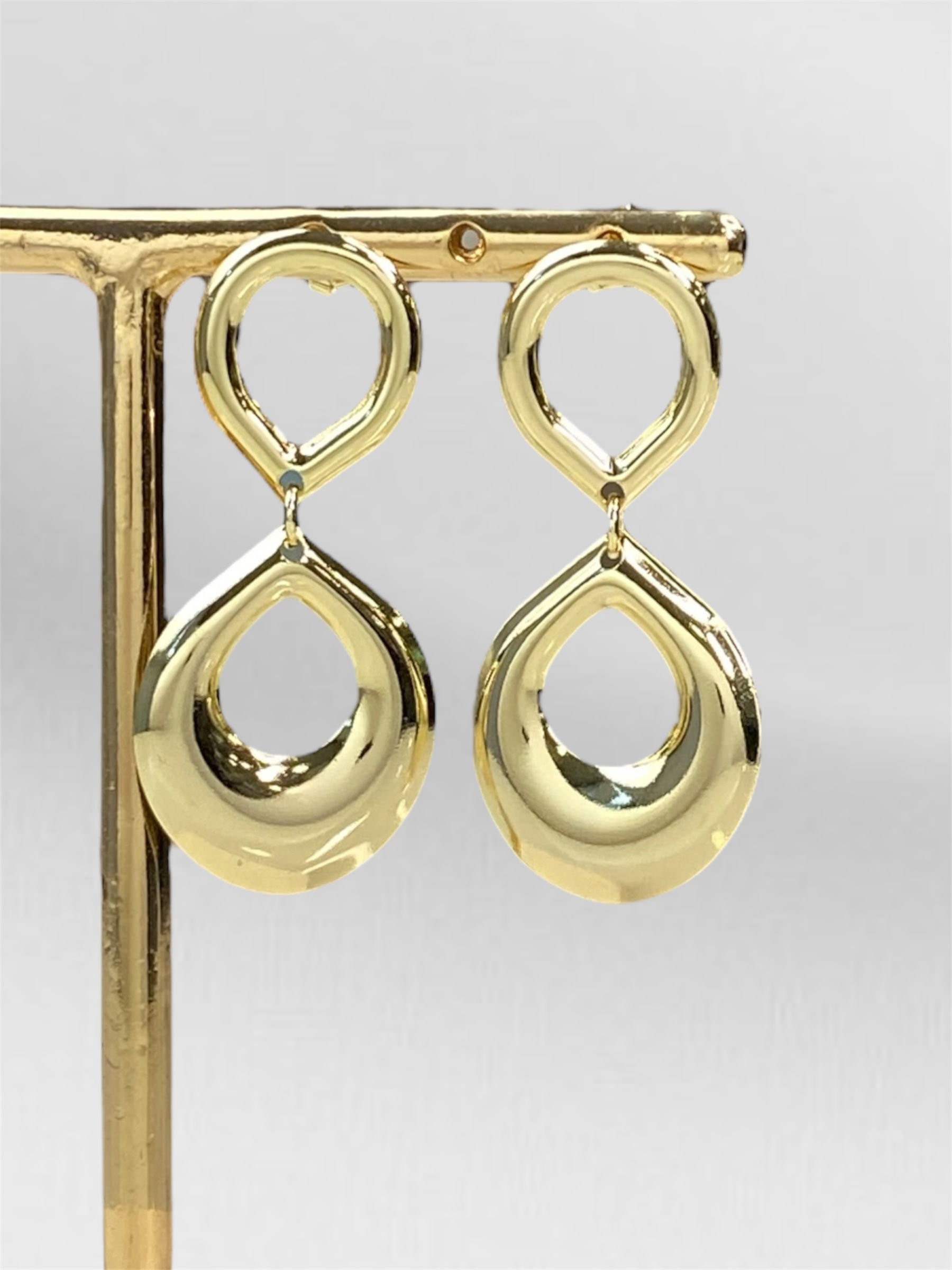 Brinco Folheado Símbolo do Infinito Dourado
