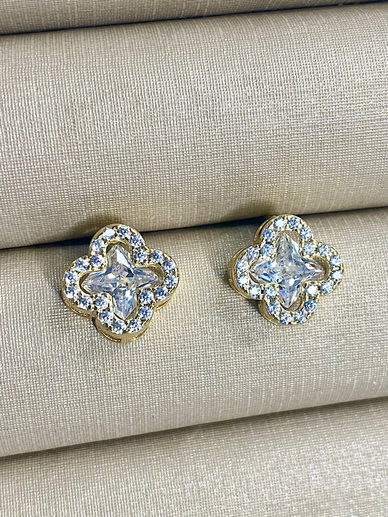 Brinco Folheado Trevo Cravejado Dourado