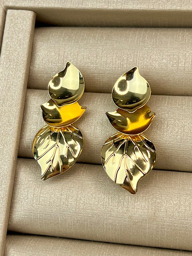 Brinco Orgânico de Folha Ondulado Dourado