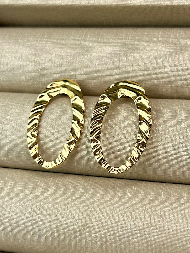 Brinco Orgânico Oval Vazado Dourado