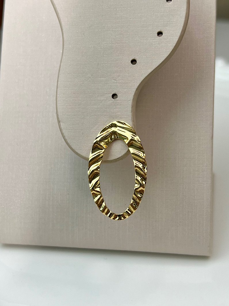 Brinco Orgânico Oval Vazado Dourado