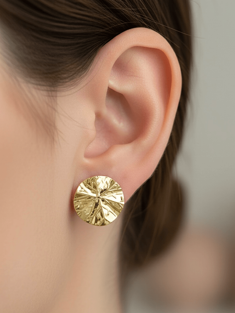 Brinco Orgânico Redondo Martelado Dourado