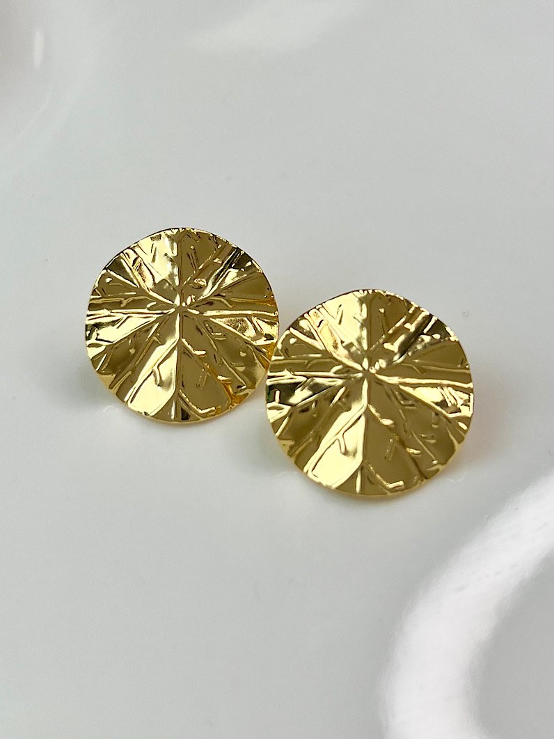 Brinco Orgânico Redondo Martelado Dourado