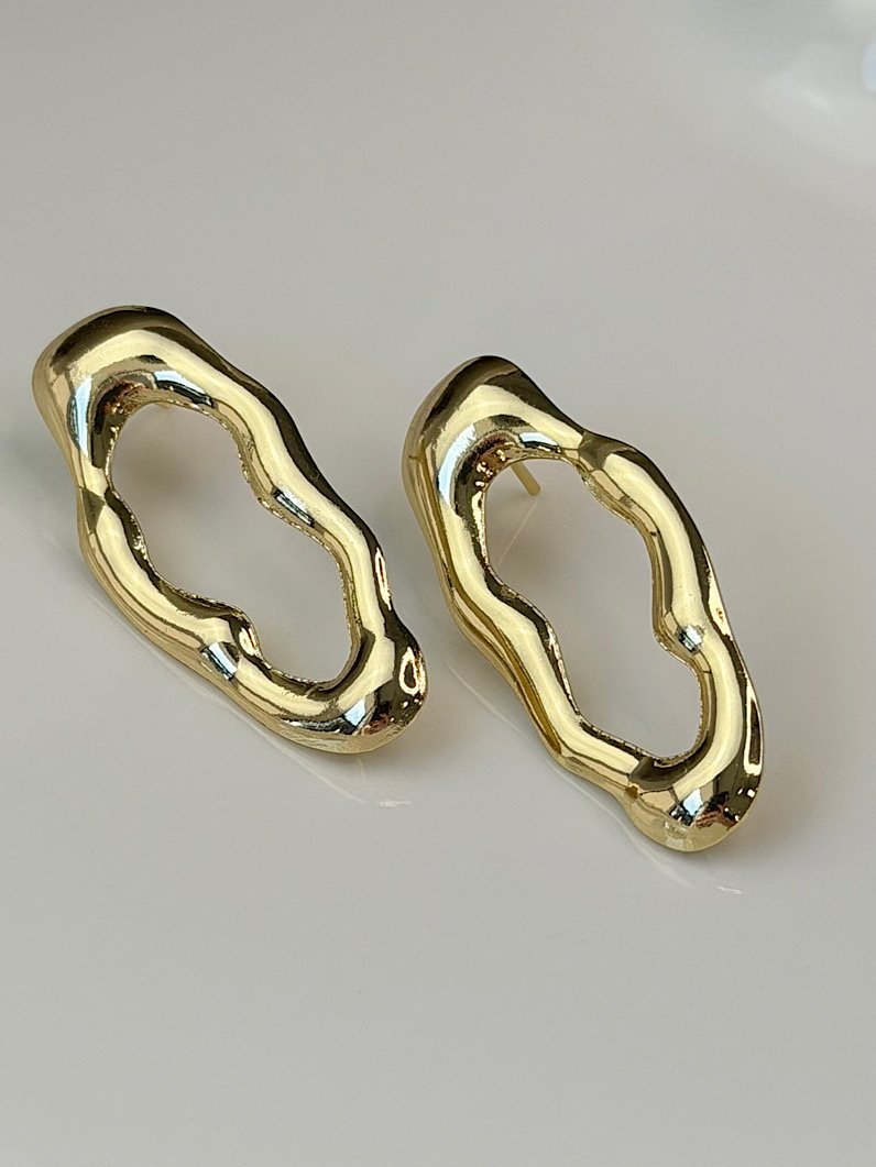 Brinco Orgânico Vazado Dourado