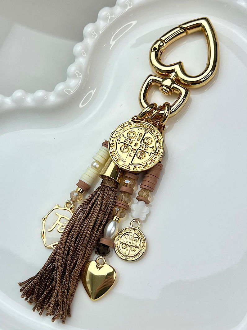 Chaveiro Bege de São Bento Dourado