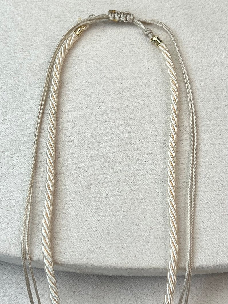 Colar Ajustável Teen Bege de Trevo Micro Cravejado