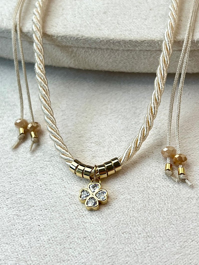 Colar Ajustável Teen Bege de Trevo Micro Cravejado