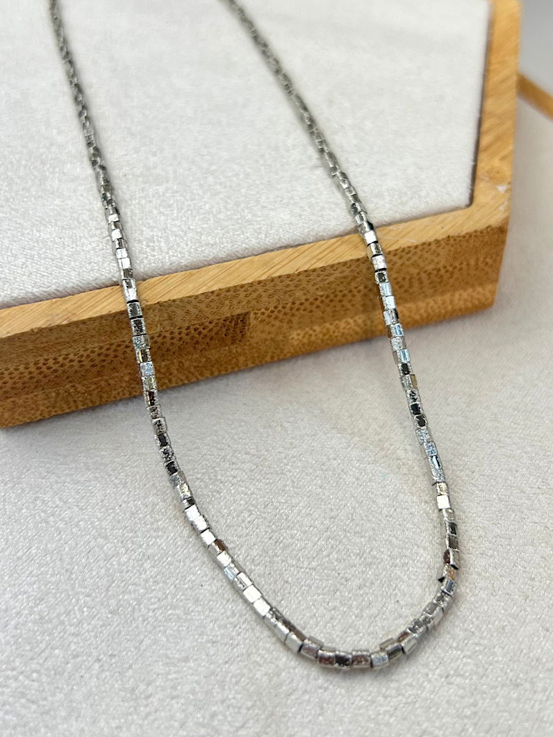 Colar Choker de Canutilhos Quadrados