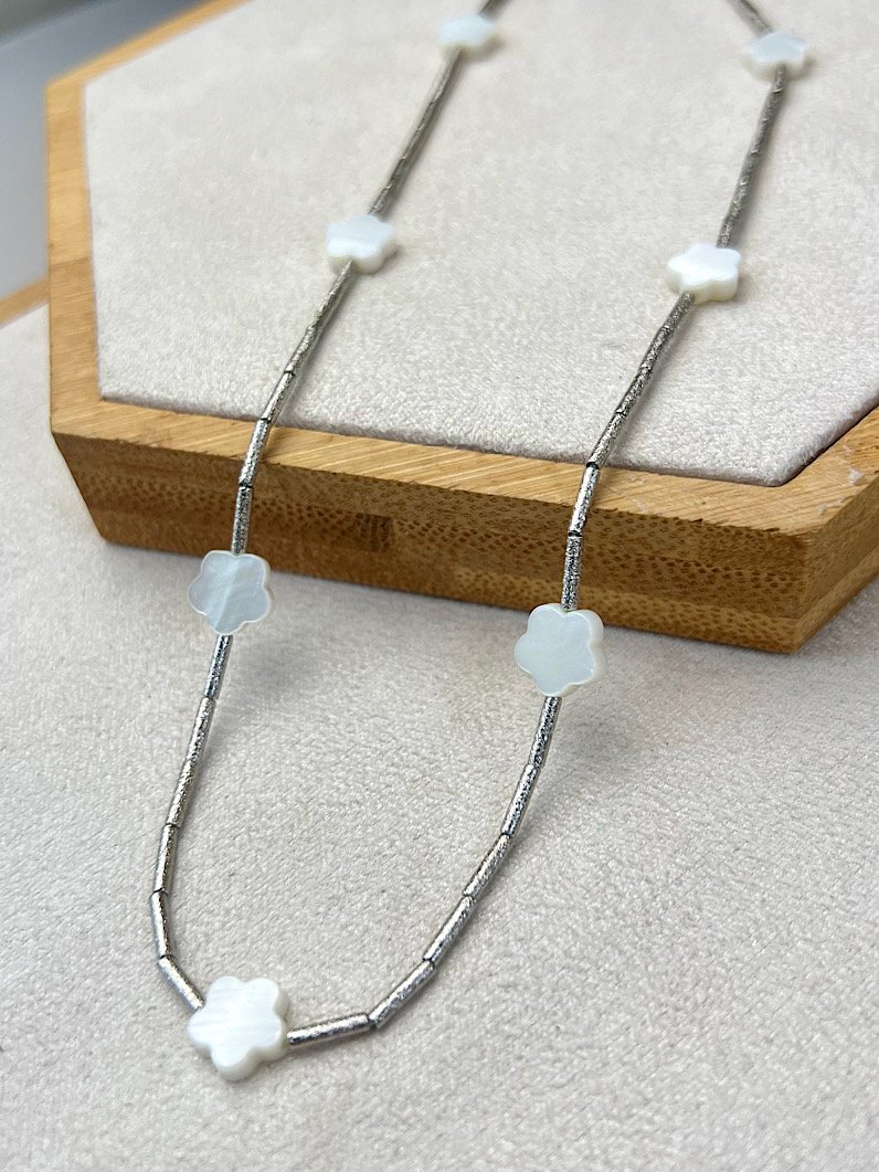 Colar Choker Ely Trevo de Madre Pérola - Prata