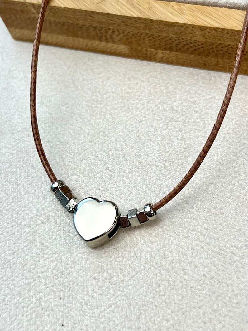 Colar Choker Miriam Marrom Pingente Coração